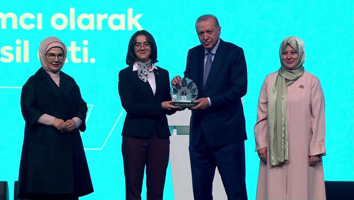 tip-fakultesi-ogrencimize-cumhurbaskani-erdogan-dan-yetisen-degerler-odulu.jpeg